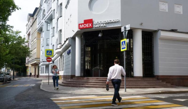 Российский рынок акций в начале основной торговой сессии снижается