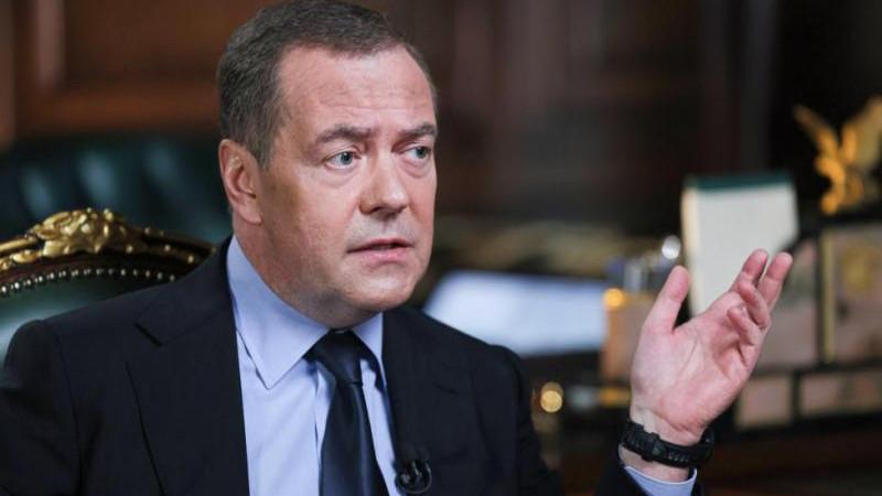 Медведев отметил, что ряд стран готов передать Ирану ядерный боекомплект
