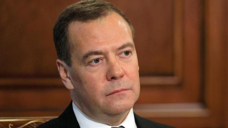 Медведев отреагировал на отмену саммита в Будапеште