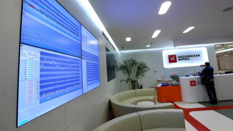 Российский рынок акций в начале основной торговой сессии снижается