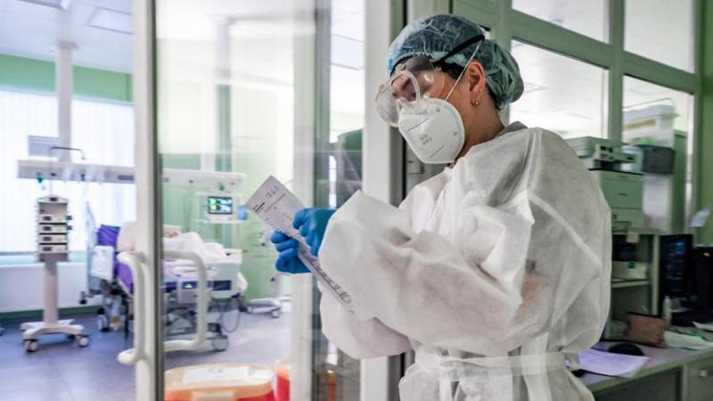 Попова заявила об отсутствии новых пугающих мутаций коронавируса