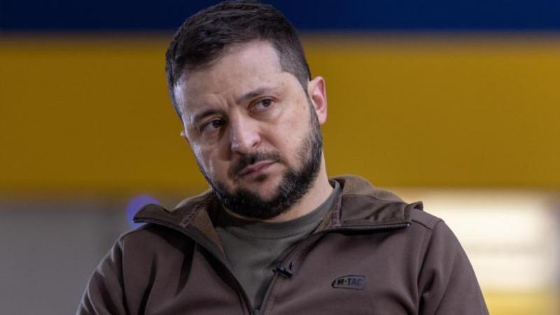 Зеленский заявил, что не намерен оставлять власть до конца конфликта