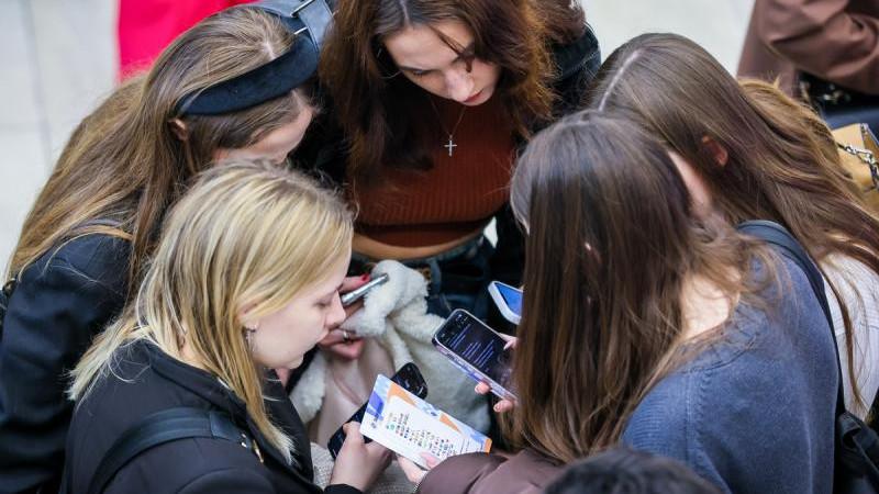 ВЦИОМ: в России больше половины молодежи предпочитают онлайн-общение встречам