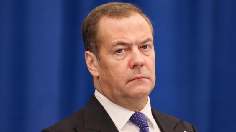 Медведев считает, что Трамп еще предложит Зеленскому капитуляцию