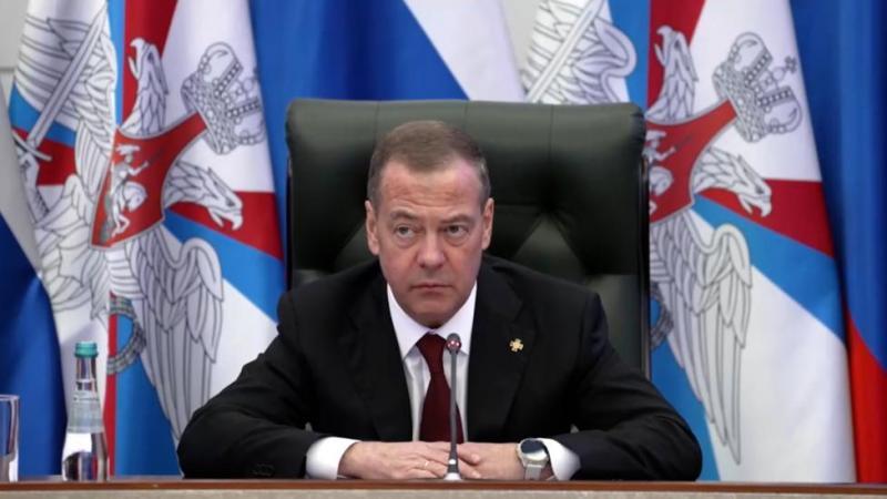 Медведев сообщил, что контракт на военную службу заключили порядка 417 тыс. человек