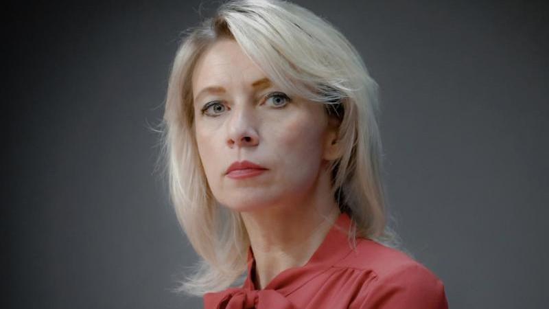 Захарова иронично отреагировала на регистрацию Собчак в Max