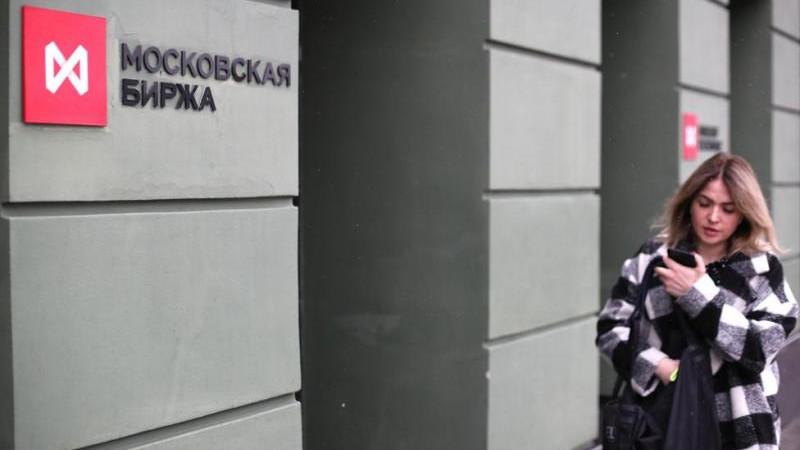 Российский рынок акций снижается на открытии основных торгов