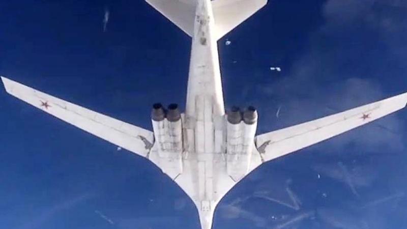 Стратегические ракетоносцы Ту-160 совершили полет над водами Северного Ледовитого океана