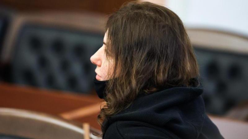 Лурье не желает разрешать Долиной жить в своей квартире после ее выселения