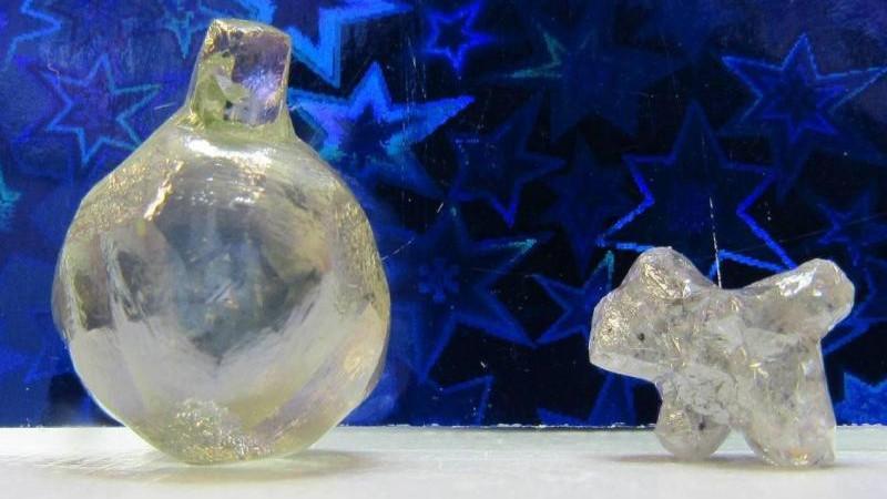 "Алроса" добыла алмазы в форме елочного шара и щенка