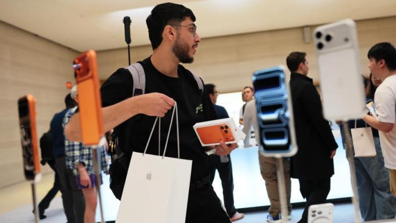 Bloomberg: Apple опередила Samsung по продажам смартфонов