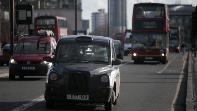 В Великобритании введут налоги на особняки и такси