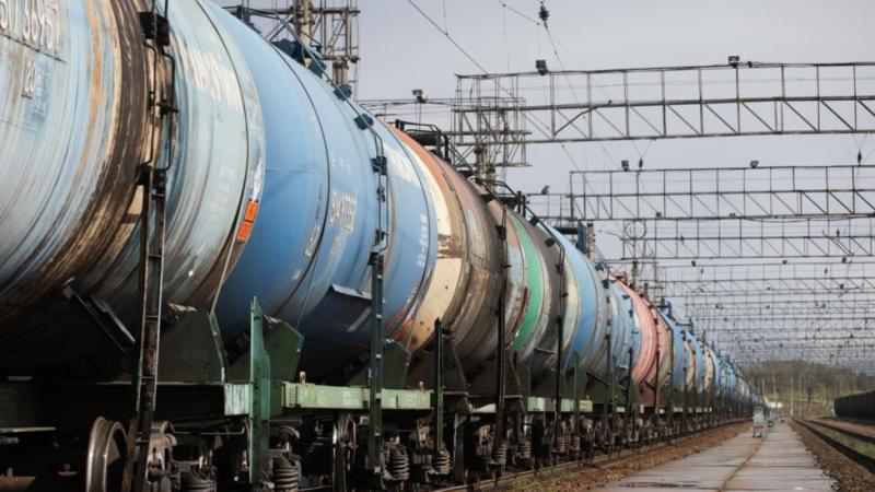 В Монголию прибыли 79 вагонов с бензином из России