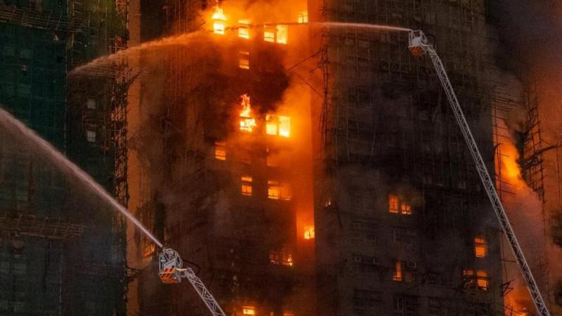 SCMP: число погибших при пожаре в жилом комплексе в Гонконге увеличилось до 55