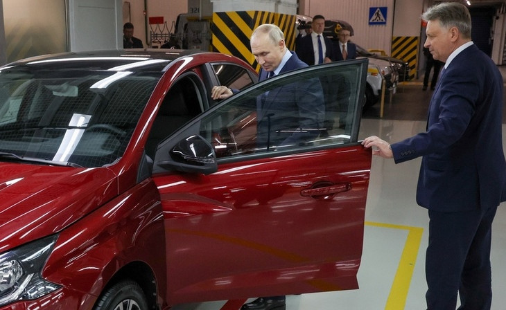 Путину показали предсерийный автомобиль Lada Iskra