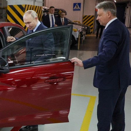 Путину показали предсерийный автомобиль Lada Iskra