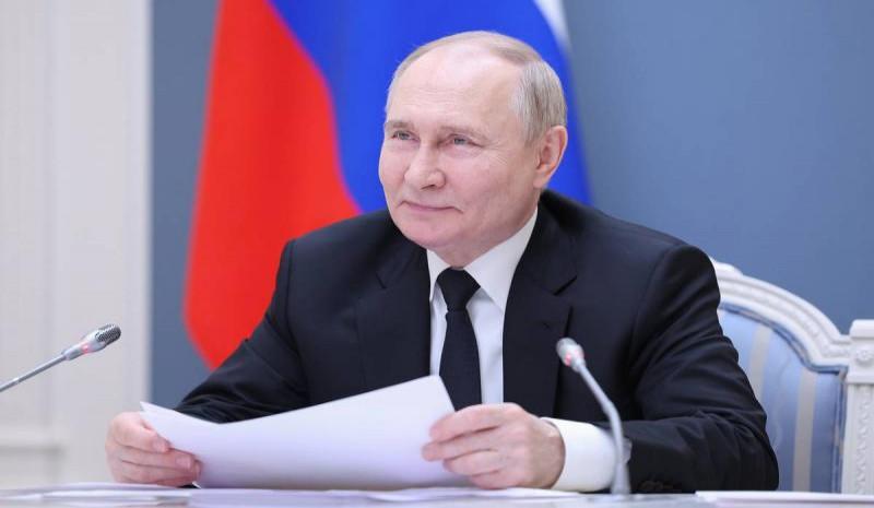 Путин: для россиян семейные ценности являются непреложными