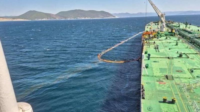 В Черное море вблизи Новороссийска разлилось порядка 30 куб. м нефти