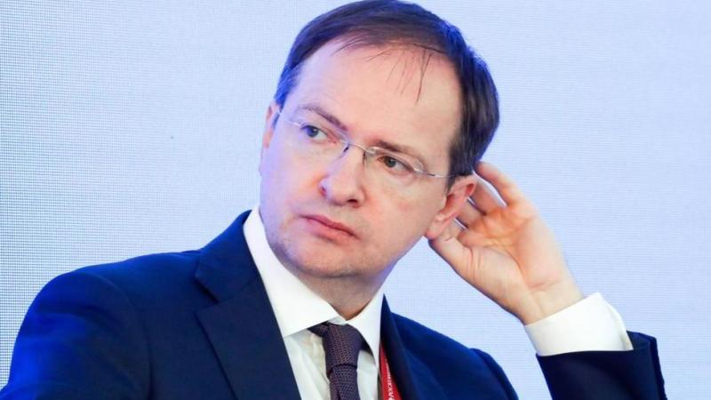 Мединский: учебники по обществознанию с 9-го по 11-й класс готовы