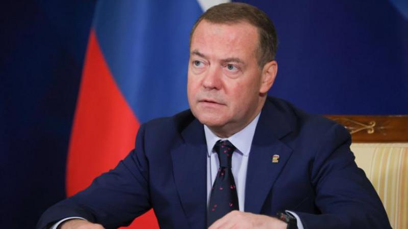 Медведев отметил, что Россия активно внедряет ИИ в военных технологиях