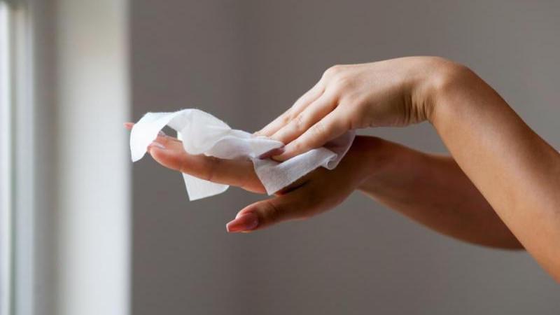 Россиянам рассказали, как выбрасывать синтетические влажные салфетки