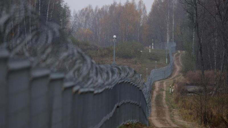 Латвия завершила возведение забора на границе с РФ