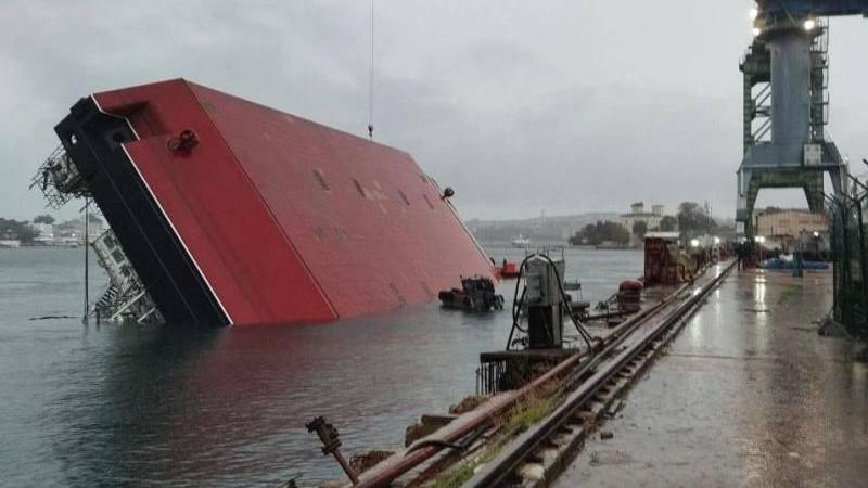 ТАСС: число погибших в результате опрокидывания плавкрана в Севастополе выросло до трех