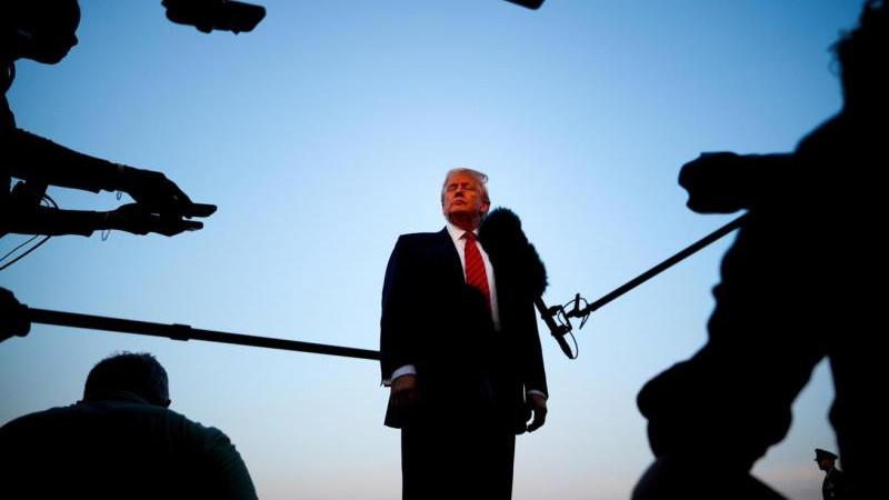 FT: Trump Mobile отложила выпуск золотого телефона на 2026 год