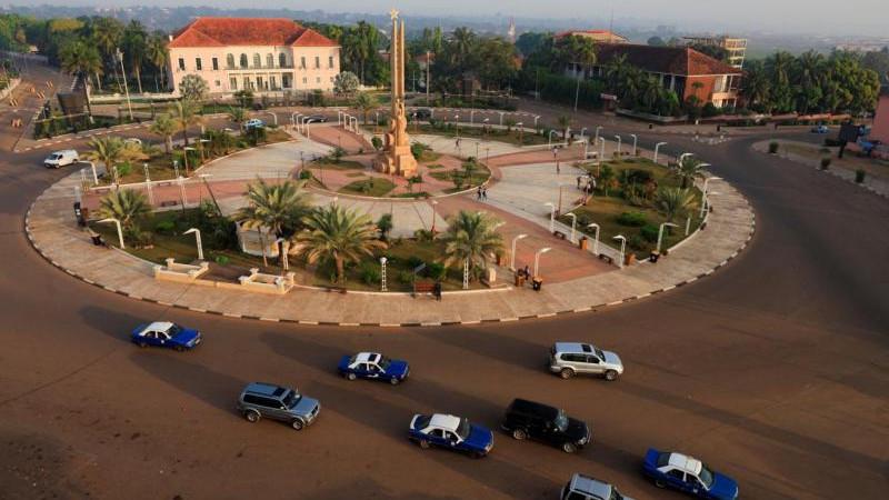 В Гвинее на президентских выборах победил действующий глава государства Думбуя