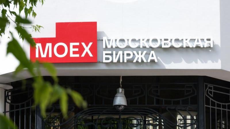 Российский рынок акций демонстрирует рост в начале основных торгов