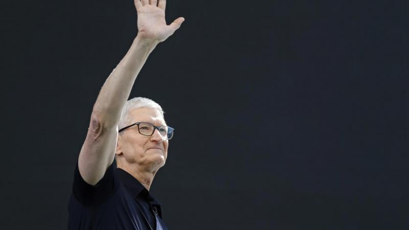 Тим Кук заявил, что покидает пост гендиректора Apple