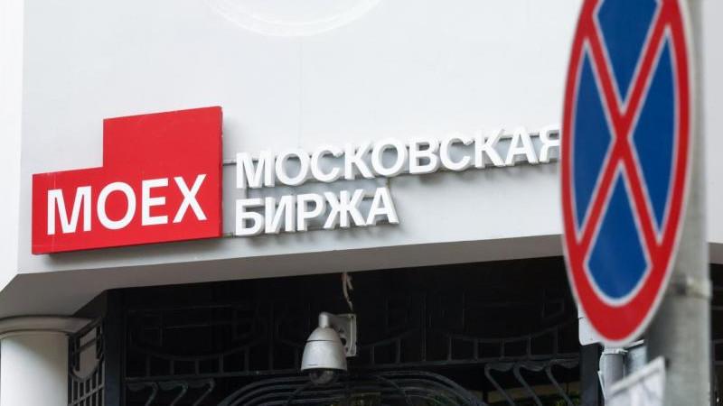 Российский рынок акций снижается на открытии торгов