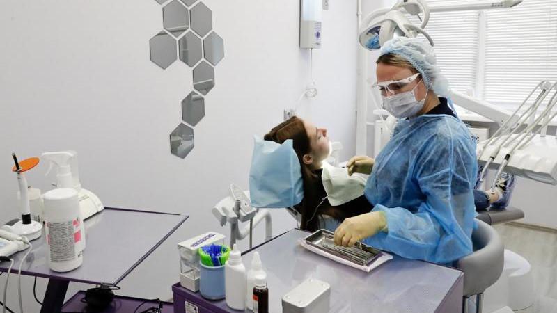 Стоматологи будут делать анестезию пациенту при болезненных процедурах