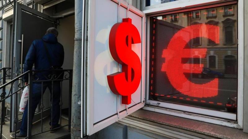 Курс доллара на межбанке впервые с 18 мая поднимался выше 73 рублей