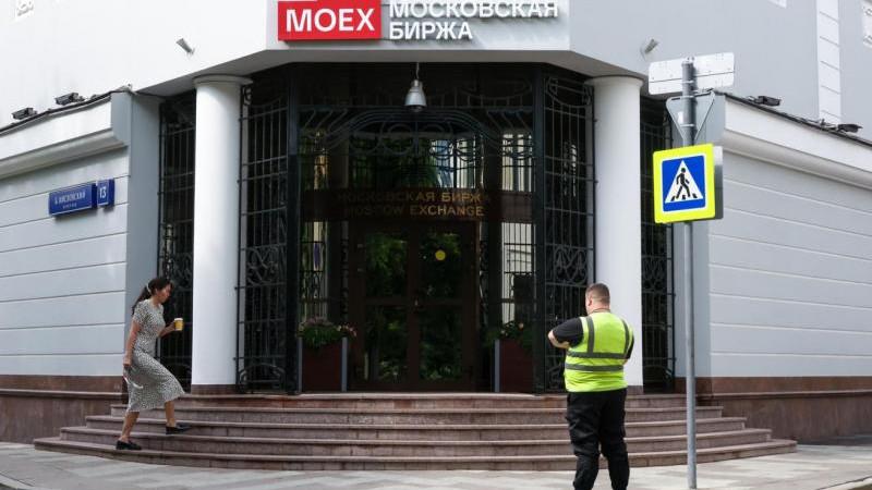 Российский рынок акций снижается на открытии основной торговой сессии