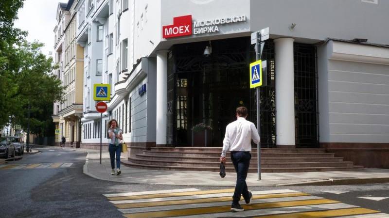 Рынок акций РФ снижается на открытии торгов