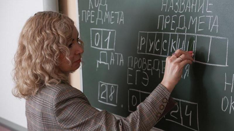 Миронов призвал законодательно повысить зарплаты педагогов