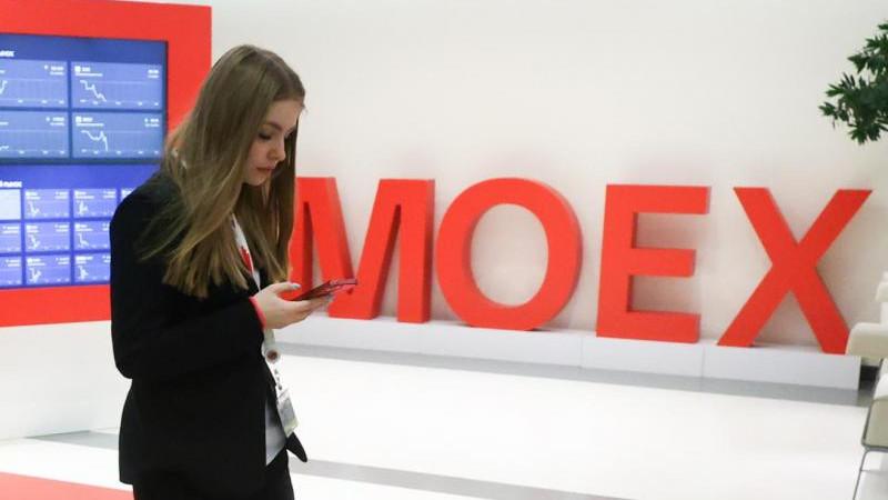 Российский рынок акций растет на открытии основных торгов