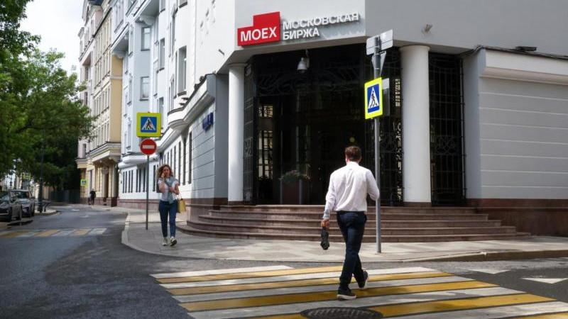 Российский рынок акций перешел к снижению на открытии торгов