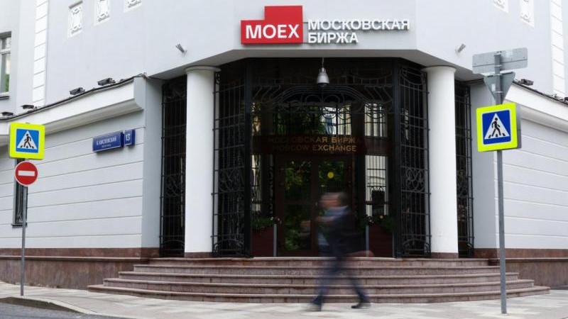 Российский рынок акций растет на открытии торгов
