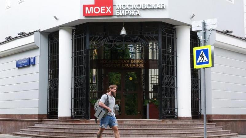 Российский рынок акций снижается на открытии торгов