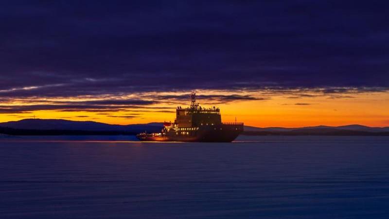 На борту застрявшего в Беринговом море теплохода находятся 18 человек