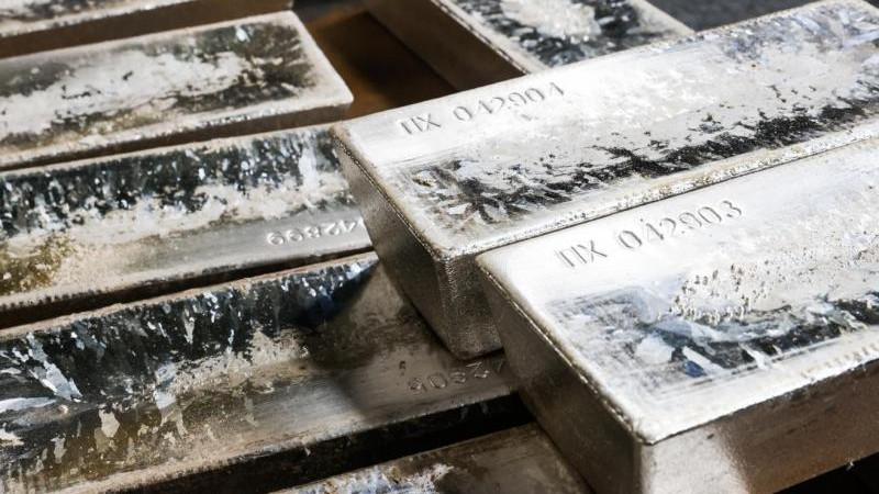 Цена золота впервые с 28 мая опустилась ниже $4 400