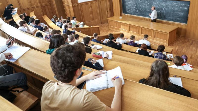 В Минобрнауки назвали число выпускников, которые смогут поступить в вузы на бюджет