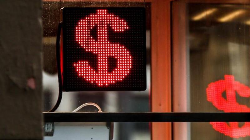 Курс доллара на межбанке поднялся выше 85 рублей