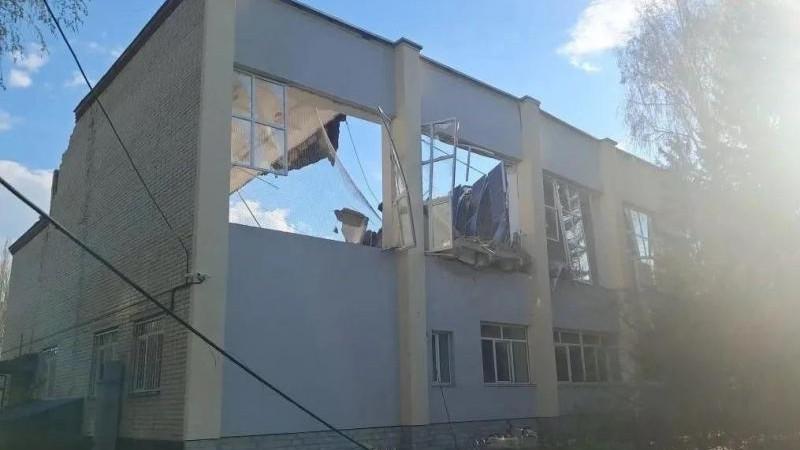 В Екатеринбурге произошло обрушение кровли спортзала учебного заведения