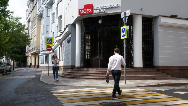 Российский рынок акций снижается на открытии торгов