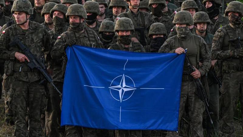 Politico: государства НАТО усиливают обороноспособность на случай войны с РФ