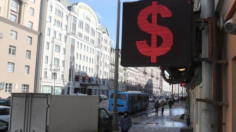 Курс доллара на российском межбанке поднялся выше 86 рублей