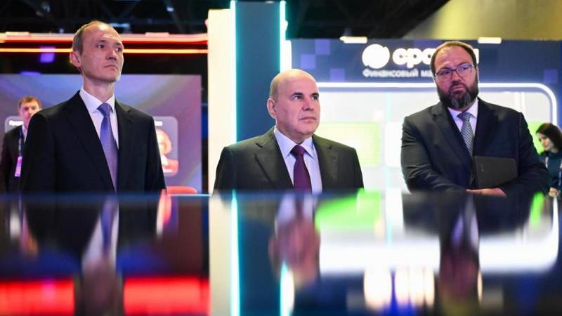 Мишустин оценил оказание госуслуг онлайн в России как лучшее в мире